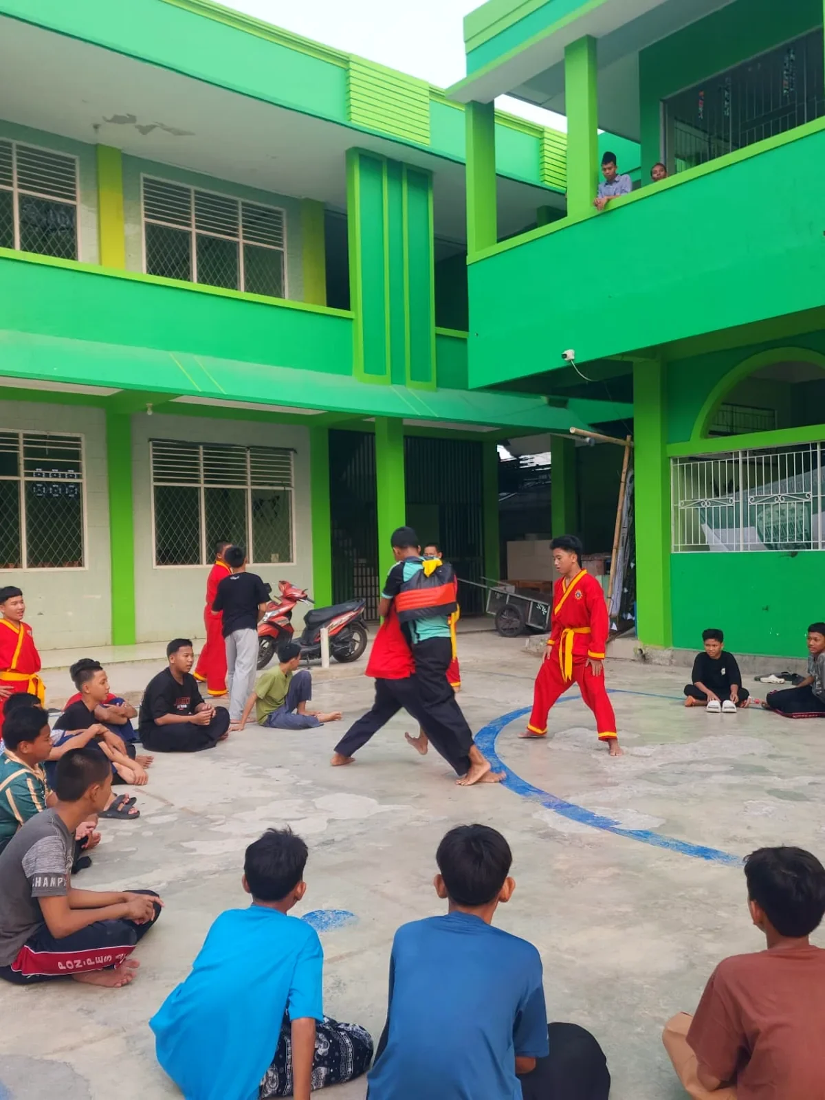Latihan Tapak Suci Putra di halaman Pondok Pesantren Attahiyyah