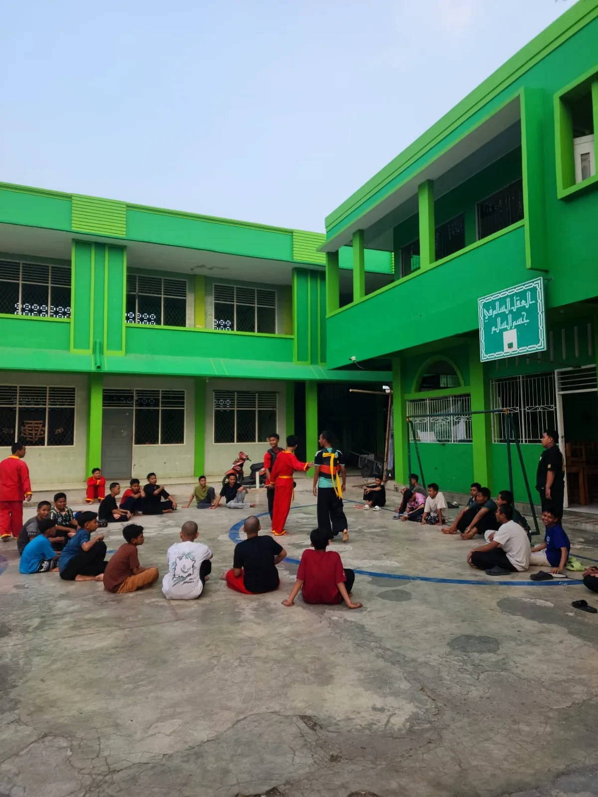 Demonstrasi Tapak Suci Putra bersama santri Pondok Pesantren Attahiyyah