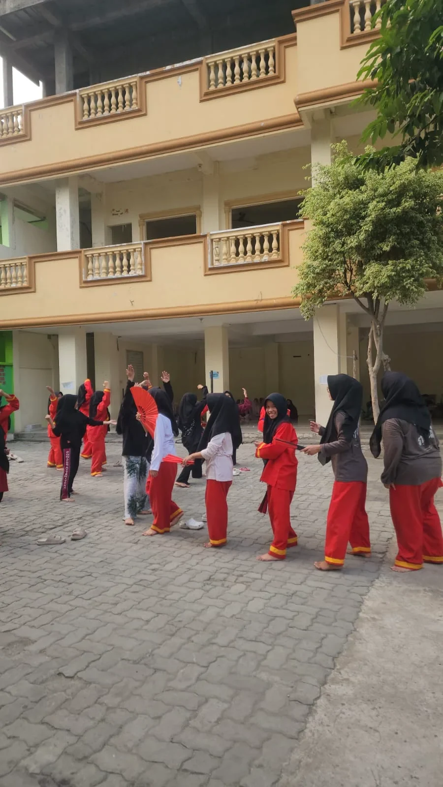 Latihan Tapak Suci Putri di halaman Pondok Pesantren Attahiyyah